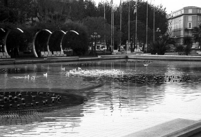 Un bassin a l'arret des jardins Massena, Nice, France