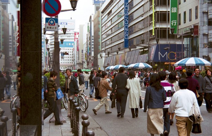 A shopping street in Ginza (Tokyo), at the end of the afternoon on a sunday.