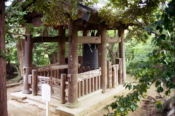 A large view of ohgane, the temple bell of Engaku-ji, donated in 1301. It is a national treasure. You can also see the piece of wood used to make the sound