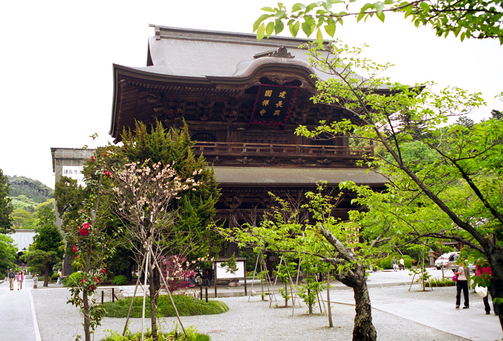 http://www.raubacapeu.net/people/yves/pictures/2000/04/36-japan-temple-kamakura.jpg
