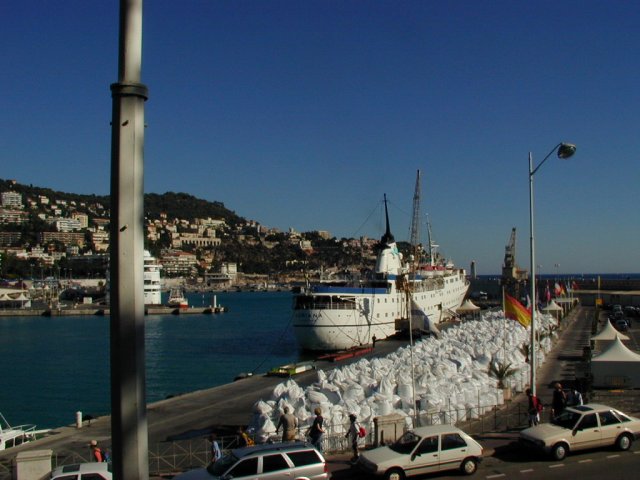 Un bateau au chargement sur le port de Nice