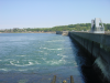 Le barrage en plein action, le flux va vers la mer lors de la maree basse