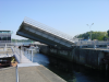 L'ecluse du barrage de la rance, a maree haute. Le pont soutenant la chausee est en train de s'ouvrir