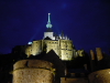Vue du Mont Saint-Michel de nuit, avec les jeux de lumiere
