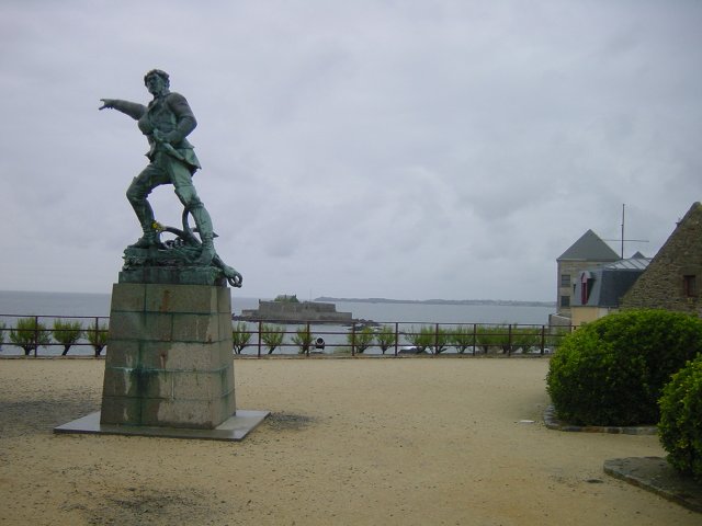 Statue Robert Surcouf pointant vers le large