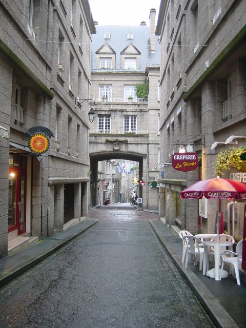 Petite rue intra-muros et une devanture de creperie