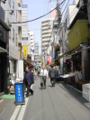 La fin de la pause de midi a Tsukiji, les salarymen retournent au travail. Tokyo, Japon.