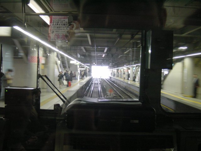 Sortie de la gare, pris du wagon de queue de la Yamanote. Tokyo, Japon.