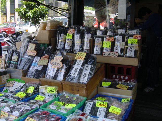 De nombreuses algues ainsi que d'autres produits marins. Tokyo, Japon.