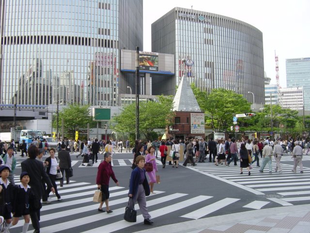 La traversee, horizontale, verticale ou diagonale du carrefour. Tokyo, Japon.