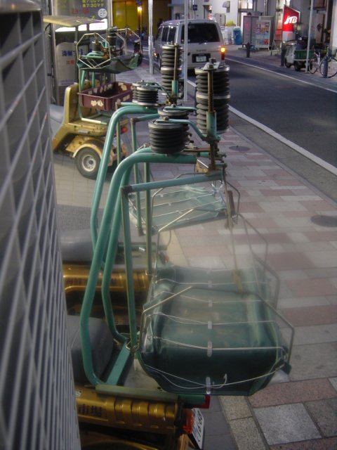 Vue detaillee des amortisseur a marchandise des tricycles de livraison. Tsujido, Kanagawa, Japon.