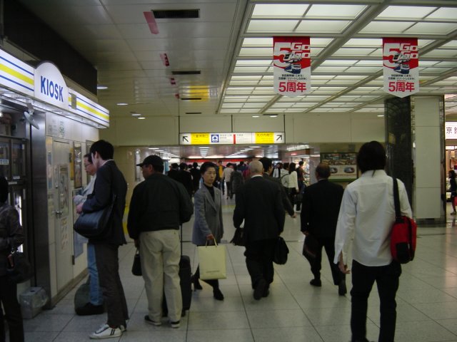 Gare de Tokyo, en route vers le Shinkansen a destination de Kobe. Tokyo, Japon.