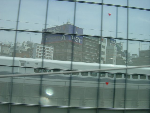 Reflet du Shinkansen dans un immeuble Tokyoite. Japon.