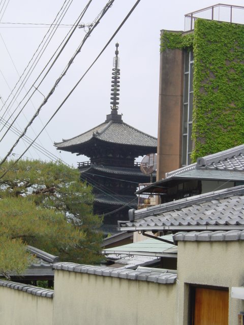 Temple coince dans la modernite des immeubles et des fils electriques. Kiyomizu-dera. Kyoto, Japon.