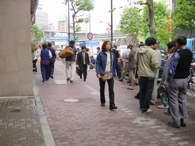 Queue devant un pachinko, le matin. Gotanda, Tokyo, Japon