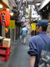 Un endroit avec plein de petits restaurants a yakitori, Shinjuku, Tokyo, Japon.