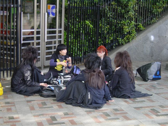 Harajukettes en pleine discussion, Harajuku, Tokyo, Japon.