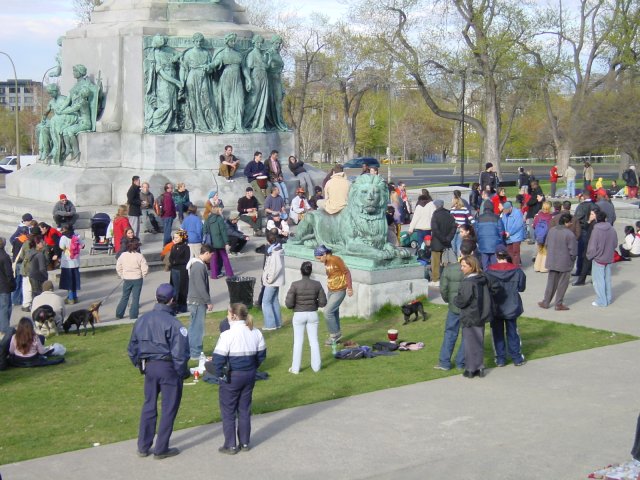 Jongleurs et joueurs de Djembe, en bas du Mont Royal. Montreal, Quebec, Canada.