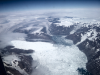 Un fjord sur la cote Groenlandaise avec les glaciers se jetant dans la mer et une sorte de banquise d'ou se detachent des icebergs.
