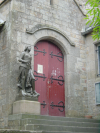 Statue (de Jeanne?) gardant l'entree