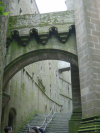 Montee vers le sommet du mont et entree de l'abbaye