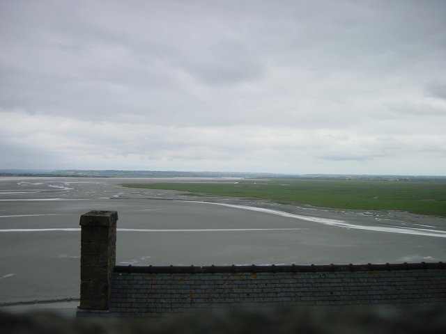 Les polders et le sable qui gagne le Mont. Le Couesnon est visible au fond