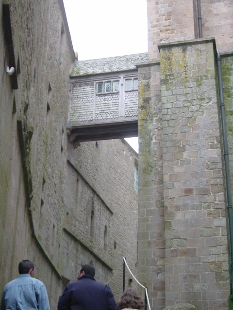 Passage en bois au dessus de l'escalier