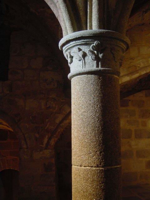 Pilier du Promenoir des moines, au niveau intermediaire de l'abbaye