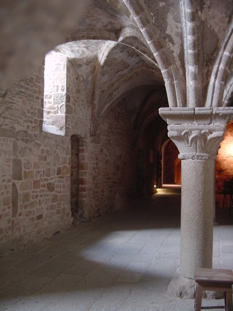 Pilier du Promenoir des moines, au niveau intermediaire de l'abbaye