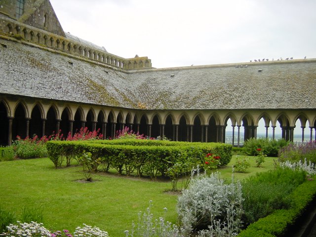 Le cloitre et ses colonnades