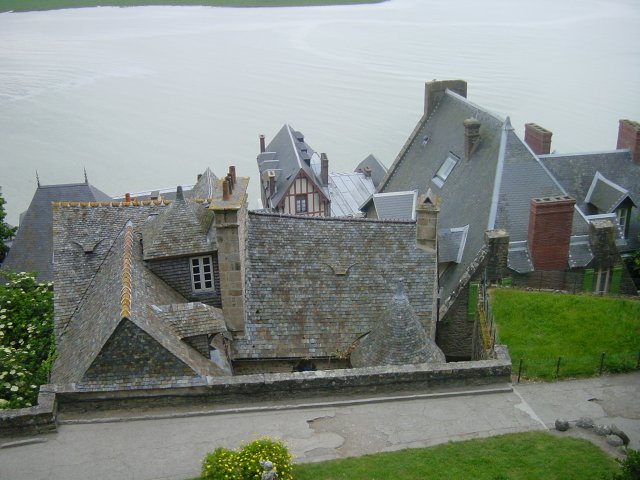 Le village vu de l'abbaye, la mer a recouvert le sable.