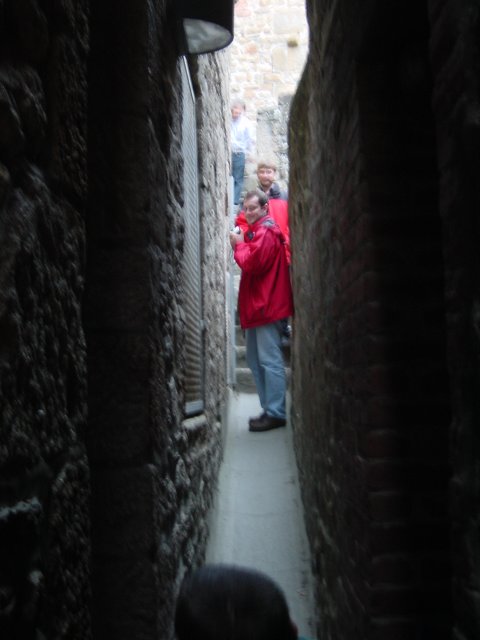 Hugo se faufilant dans les passages de plus en plus etroits qui amenent au pied du Mont.