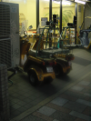 Petites motos de livraison de sushi, avec systeme de suspension de la marchandise integre! Tujiso, Kanagawa, Japon.