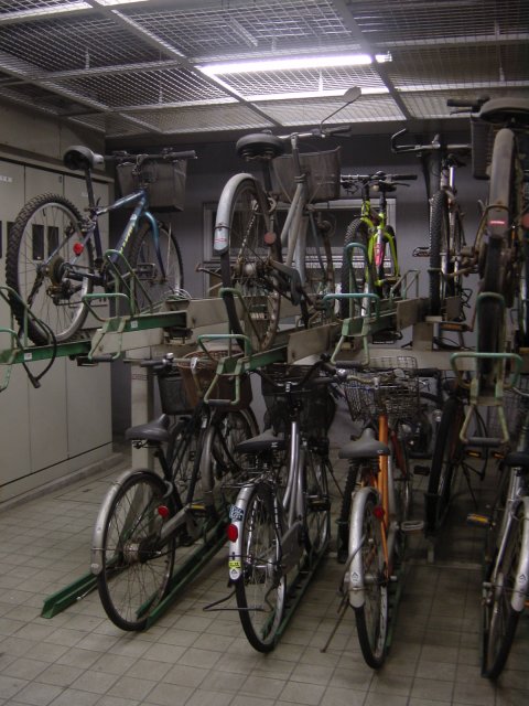 Parc a velo a 2 etages. Tsujido, Japon.